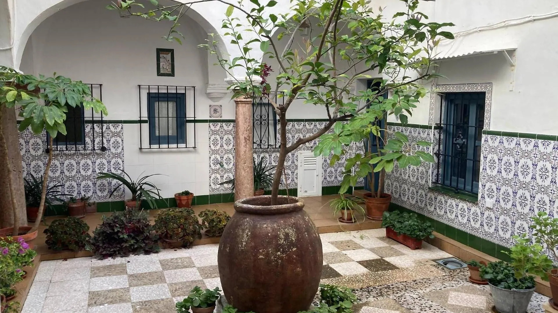 Kontakt z Charming 1900 Andalusian Apartment In Arcos De La Frontera